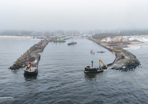 Wypadek przy przebudowie falochronu w Ustce. Koparka wraz z operatorem wpadła do wody
