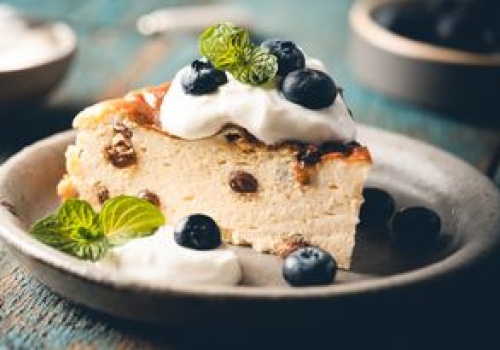 Proste, ale pyszne ciasto z serka wiejskiego. W sam raz, jeśli przechodzisz na dietę