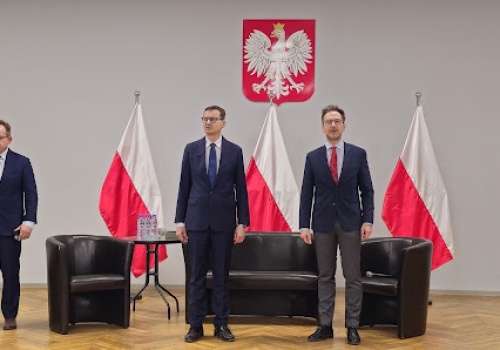 Spotkanie z byłym premierem Mateuszem Morawieckim w Sieradzu. Na sali liczni mieszkańcy regionu