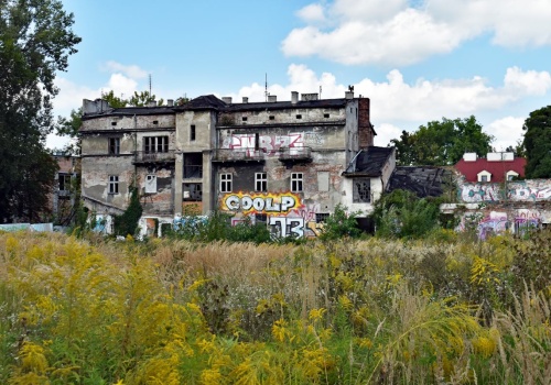 Kraków: Zawalił się dach niezamieszkałej kamienicy. Gruzy przeszukają psy ratownicze
