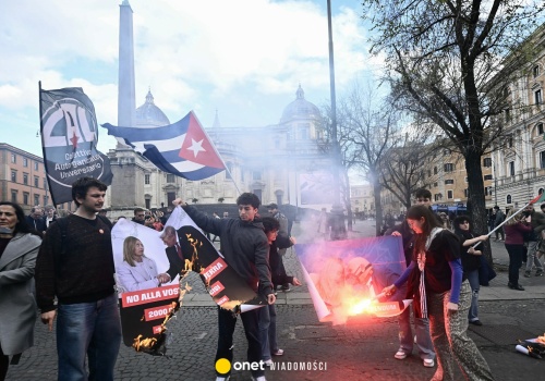 Włosi protestują przeciwko rządowi i wojnie. Spalili zdjęcie Giorgii Meloni