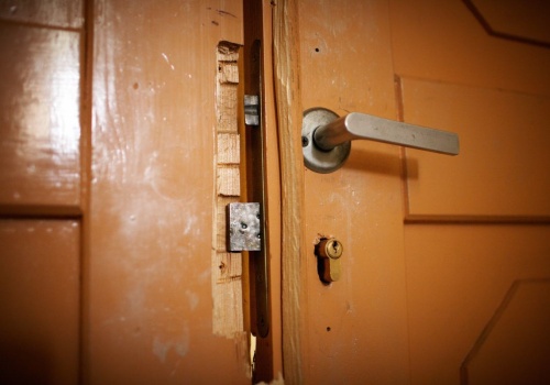 Włamywacze szukają jednego elementu w drzwiach. Na jego podstawie wybierają mieszkania