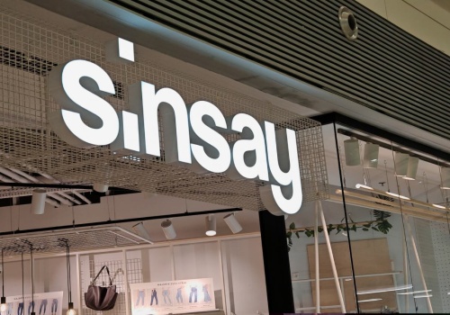 Ta bawełniana bluzka wygląda jak z greckich wakacji - co za styl i klasa