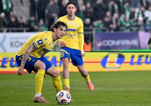 Grał w Widzewie przed erą Dobrzyckiego, teraz jest w Arce. 