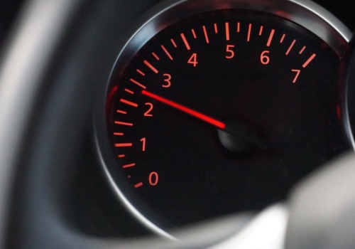 Silnik wchodzi na wysokie obroty po włączeniu. Kiedy to normalne?