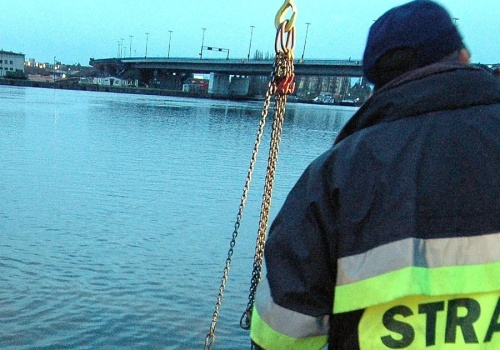 Koszmarny wypadek w porcie. Marynarz w ciężkim stanie