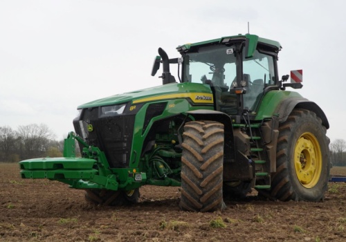 Jeździliśmy najmocniejszym konwencjonalnym ciągnikiem świata. Oto John Deere 8R 540