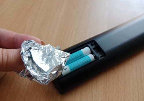 Mało kto zna ten trik z folią aluminiową. Przydaje się, gdy pilot nagle przestaje działać