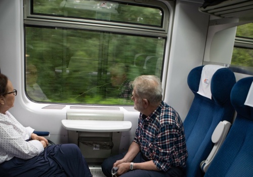 Zniżki na pociągi dla seniorów. Tyle mogą zaoszczędzić emeryci