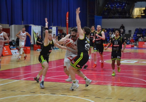 Elbasket wygrywa z liderem