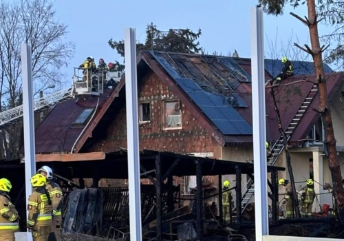 Pożar domu pod Krakowem. W akcji liczne zastępy straży pożarnej (Galeria)