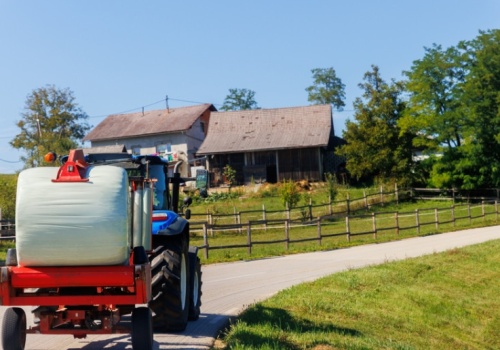 Policja ostrzega rolników. Za brudną jezdnię można zapłacić nawet 1500 zł