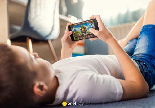 Jak zabezpieczyć telefon dla dziecka? Ekspert apeluje: w 40 proc. domów nie obowiązują żadne zasady