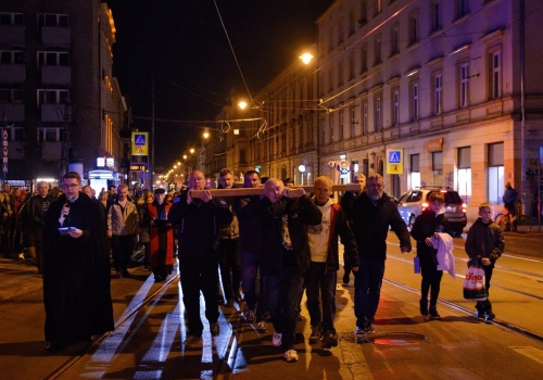 Droga Krzyżowa przeszła ulicami Kazimierza. Wierni modlili się za Polskę i pokój na świecie (Galeria)