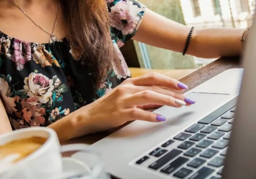 Słyszeliście o dark patterns? Wystarczy jedno kliknięcie. UOKiK ostrzega