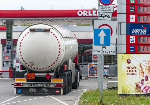 Efekt rakiety i pióra. To przez niego ceny paliw rosną szybko i wolno spadają