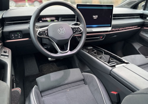 Biuro i rozrywka na czterech kołach. Connectivity i cyfrowy kokpit w Volkswagenie ID.7 Tourer