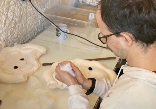 Katowicka spółdzielnia socjalna nie nadąża z szyciem pieroguszek, ale pomagają inni. Zamówienia spływają nawet z USA, Australii czy Kanady