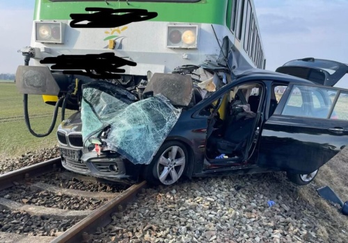 Kierujący BMW wjechał pod szynobus. Zginęła pasażerka