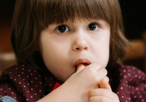 Dziecko ma 3 lata i nadal ssie kciuka? By oduczyć, musisz zrozumieć nawyk