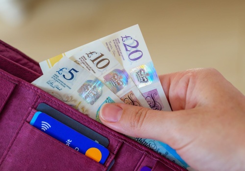 Terminy kwietniowych wypłat Universal Credit i emerytur