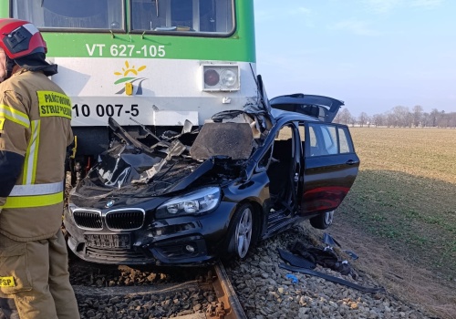 Osobówka zmiażdżona przez pociąg. Kobieta nie miała szans