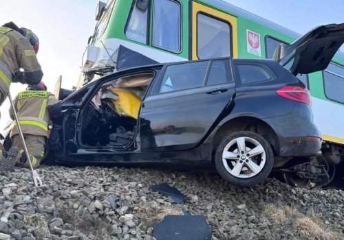 Tragedia na torach. Pasażerka auta nie przeżyła zderzenia z pociągiem. ZOBACZ ZDJĘCIA