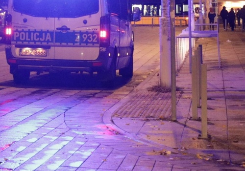 Wypadek w Poznaniu. Samochód uderzył w przystanek. Jedna osoba ciężko ranna