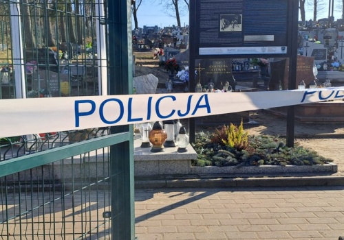 Policyjna taśma broni wstępu na cmentarz. Bulwersujące sceny w podkartuskiej miejscowości