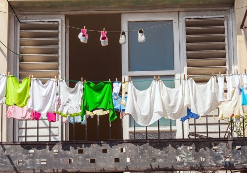 Polacy nagminnie popełniają ten błąd na balkonie. Mandat nawet 500 zł