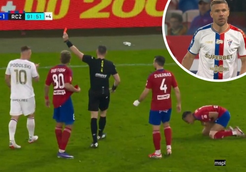 Lukas Podolski zupełnie stracił głowę. Sędzia od razu wyrzucił go z boiska