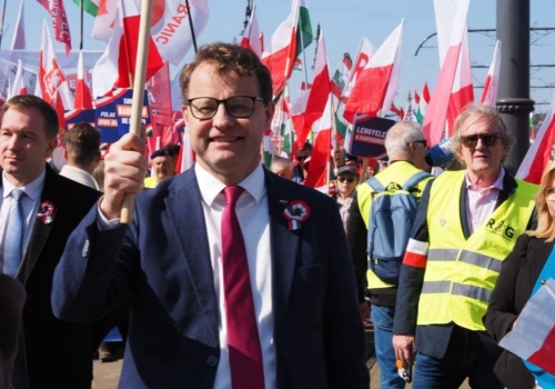 Marcin Romanowski chwali się udziałem w marszu Orbana. 