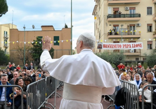 Papież w rzymskiej parafii: światło Chrystusa uwalnia ze ślepoty zła