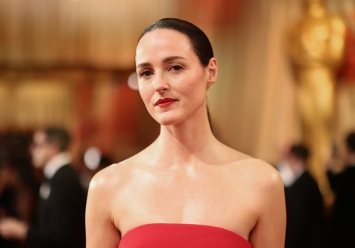 Klasa i szyk. Na Oscarach postawiła na prostą czerwień