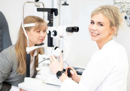 Krótkowzroczność a pewność siebie – kiedy warto pomyśleć o laserowej korekcji wzroku?