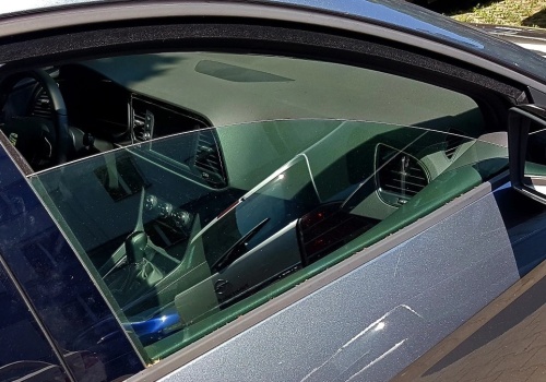 Mandat za niedomkniętą szybę to nie żart. Kierowca nie miał powodu do śmiechu