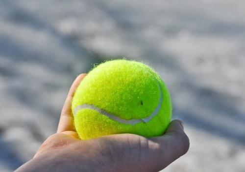 Po co w garażu wiesza się piłkę tenisową. To patent starszych kierowców