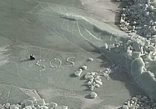 Na środku Bałtyku ułożyli z brył lodu jedno słowo. Potem zaczęła się walka o czas