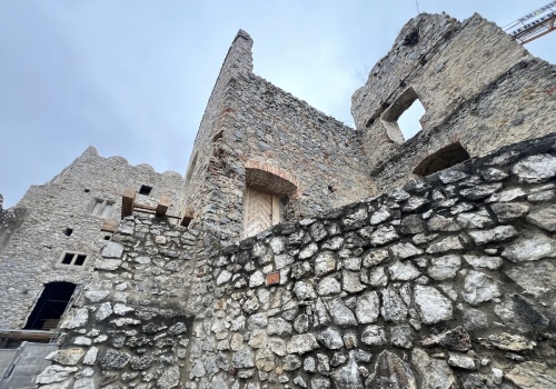 Zamek Beckov – strażnik doliny Wagu i perła słowackich ruin