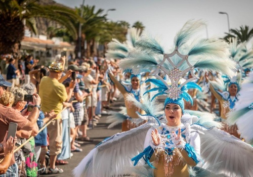 Karnawałowy finał na Teneryfie. Tłumy turystów na paradzie