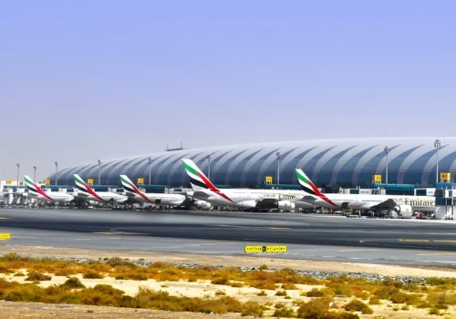 Uderzenie drona i pożar. Zakłócenia na lotnisku w Dubaju