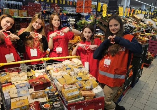 „Tak. Pomagam!” – zbiórka żywności, czyli przedświąteczny gest solidarności