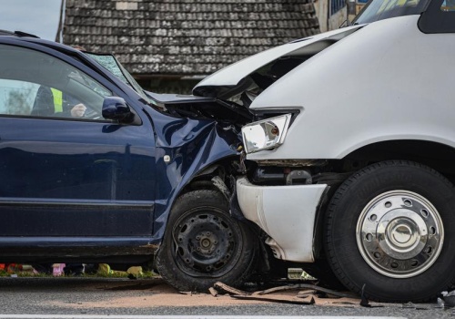 Szajka oszustów wyłudziła miliony z ubezpieczeń dzięki AI na fikcyjne stłuczki