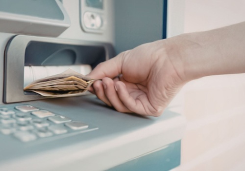 Skarbówce zapali się czerwone światło, jeśli wpłacisz tyle w bankomacie. Jest też limit wypłaty