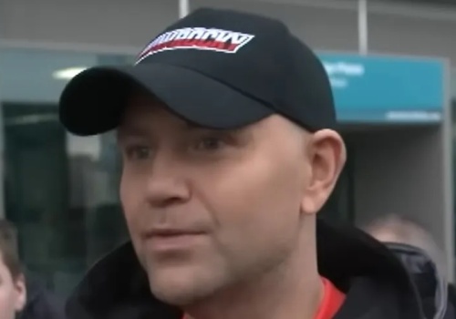 Protest pod Pałacem Prezydenckim. Karol Nawrocki w tym czasie… kibicował