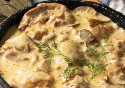 Wrzucam wszystko do garnka. Po chwili mam obłędnie kremowy gulasz