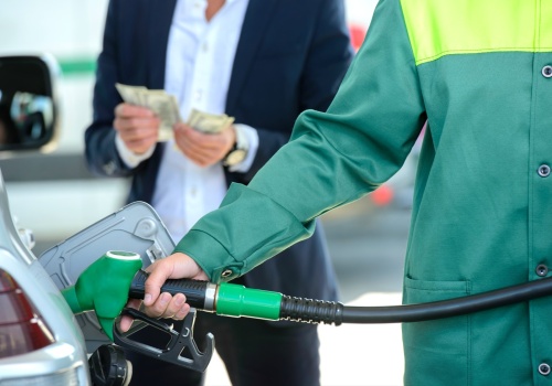 Czy stacje paliw windują ceny? Forsal: Rząd powinien to sprawdzić