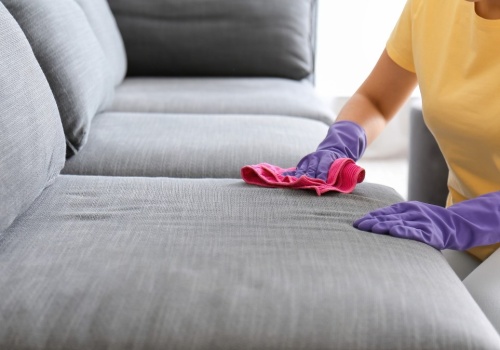 Tak wyczyścisz kanapę w mniej niż 5 minut. Bez odkurzacza piorącego i drogich środków
