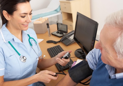 NHS zaoszczędziło ponad 14 mld funtów na zatrudnianiu imigrantów