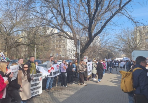 Trwają rozmowy o podwyżkach medyków. Minister Kęcką powitała manifestacja fizjoterapeutów